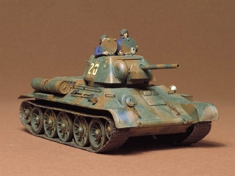 T34/76-1943 production model Russian Tank with 2 figures.