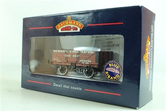 5 Plank Wagon with Wooden Floor 4 in 'Newark Corporation Gas Dept.' Red Livery - Limted Edition of 500 Pieces for Access Models