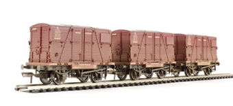 Pack of 3 Conflat wagons in BR bauxite with BD containers in BR crimson - weathered