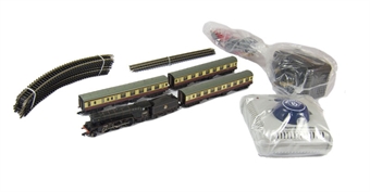 Master Cutler Steam Set with V2 loco and 3 Crimson & Cream Mk1 Coaches