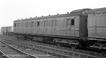 Pack of 3 SECR 60' Birdcage coaches in SECR Wellington brown