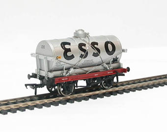 14 Ton tank wagon with large filler "Esso"