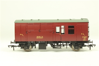 BR Mk 1 horse box E96307 in BR maroon (weathered)