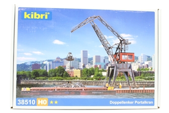 Twin controls gantry crane HO scale