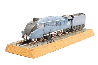 Class A4 4-6-2 'Mallard' 4468 in LNER blue - static resin model