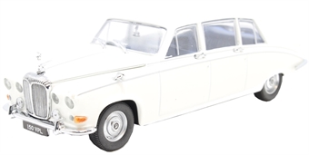 Daimler DS420 in Old English White