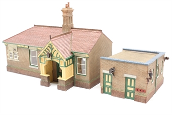 Bluebell waiting room and toilet in SR green & cream livery