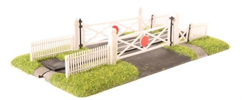 Single track level crossing with gates (170 x 100 x 37mm)