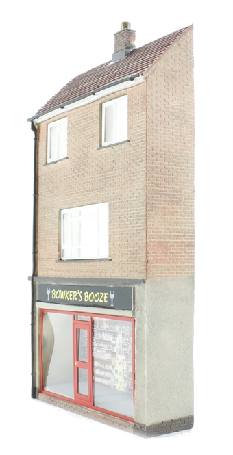 Low relief off-licence with maisonette (70 x 19 x 132mm)