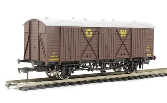 GWR 'Fruit D' van in GWR brown with G.W lettering - 2886