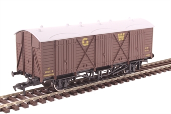 GWR 'Fruit D' van in GWR brown with G.W lettering - 2839