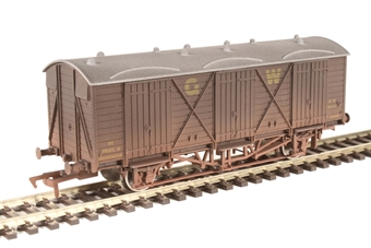 GWR 'Fruit D' van in GWR brown with G.W lettering - 2839 - weathered