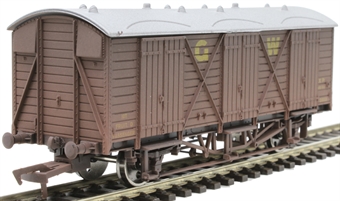 GWR 'Fruit D' van in GWR brown with G.W lettering - 2850 - weathered
