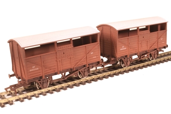 4-wheel cattle wagons in BR bauxite - B893520 & B893320 - weathered - pack of 2 