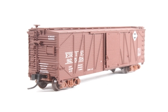 40' single wood sheath boxcar of the Erie - box car red with white lettering 92558