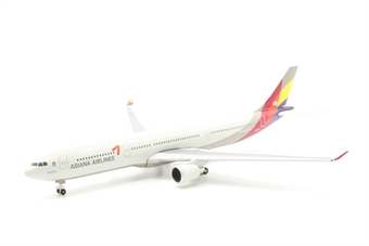 Airbus A330-323X Asiana Airlines HL7747 2006 colours with Star Alliance Logo with Unicef Logo new generation