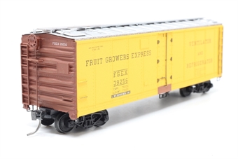40' Steel Refrigerator Car kit  - Fruit Growers Express #39256