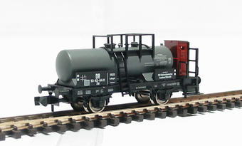 Chemical tanker wagon with brakemans cab of the German DB in 'VEB Elektrochemisches Kombinat Bitterfeld' livery Epoch III 