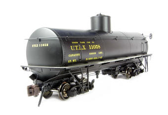 American frameless tank car in "UTLX" livery #11058