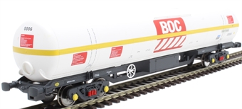 100 ton BOC tank in BOC Liquid Oxygen livery with yellow stripe and Gloucester bogies - 0006