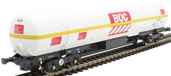 100 ton BOC tank in BOC Liquid Oxygen livery with yellow stripe and GPS bogies - 0032
