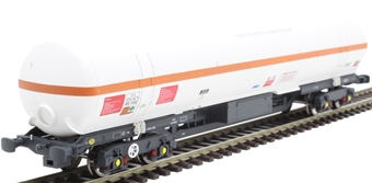 100 ton BOC tank in BOC unbranded livery with red stripe and GPS bogies - 0002