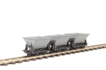 Pack of three 4-wheel narrow gauge "Rugga" hopper wagons in grey