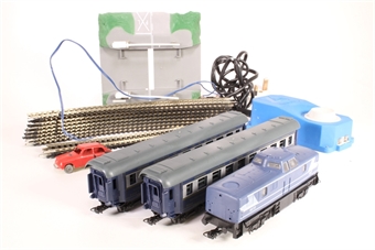 Complete train set with SNCF Switcher Loco, 2 CIWL Pullman Coaches and Level Crossing