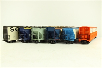 Bulk pack of mixed HO wagons - 4* covered hoppers and 2* box cars
