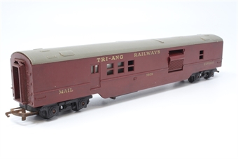 Operating Mail Coach Set 3609 in Triang Railways Maroon