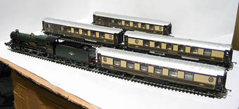 "The Western Pullman" complete train set with Castle class loco and 4 Pullman cars(not version with lights)