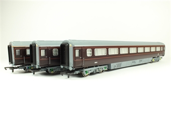 Pack of 3 Royal Train coaches - split from R1106k set