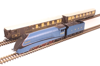 Mallard Pullman Train Set with Class A4 4468 'Mallard' in LNER blue and pair of Pullman coaches