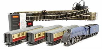 Mallard Record Breaker train set with Class A4 4-6-2 in BR blue, three coaches and oval of track with siding