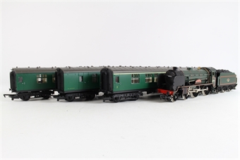 'The Schools' train pack - Schools Class 4-4-0 30902 'Wellington' & coaches - Limited Edition