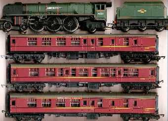 "The Lakes Express" trainpack with BR ex-LMS Duchess Class steam locomotive '46221 Queen ElizabethGÇÖ and 3 maroon Mk1 coaches GÇÿEuston Keswick Windermere'