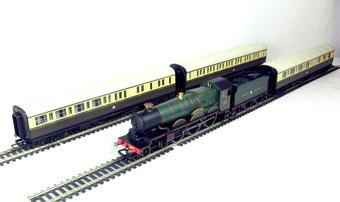 "Cheltenham Flyer" train pack with Castle 4-6-0 "Tregenna" loco and 3 GWR coaches