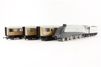 LNER "Silver JubileeGÇ¥ Train Pack - only available through Hornby concessions