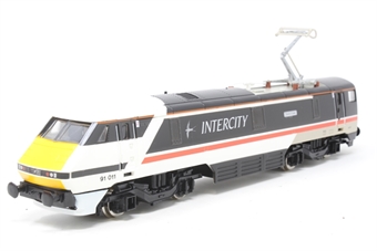 Class 91 91011 "Terence Cuneo" in Intercity Swallow livery