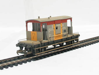 20 Ton air piped brake van (ex-BR) in railfreight livery(weathered)