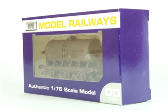 6-wheel milk tank in Unigate livery - weathered - Limited edition for Signalbox