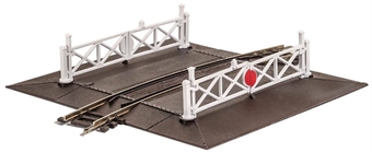 Curved (No.2 Rad.) Level Crossing, complete with 2 ramps & 4 gates