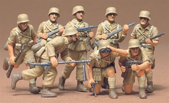 German Africa Corps DAK - 8 figures in desert uniform in various poses