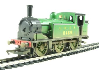 J83 class 0-6-0 8469 tank loco in LNER green (Weathered) (Unboxed)