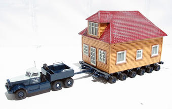 Diamond T989 truck with house load