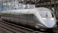 JR West set V6 passing Shin-Kurashiki station in May 2012. ©Spaceaero2